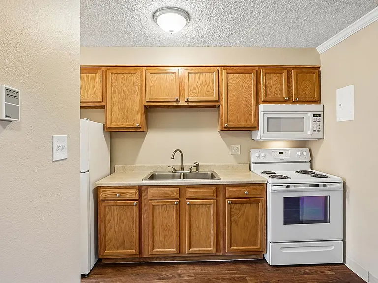 Knollwood and Tanglewood Apartments — Photo 32