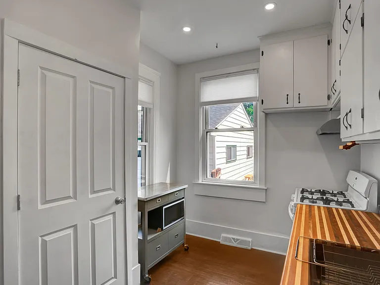 1022 20th Ave NE #1 — Photo 10