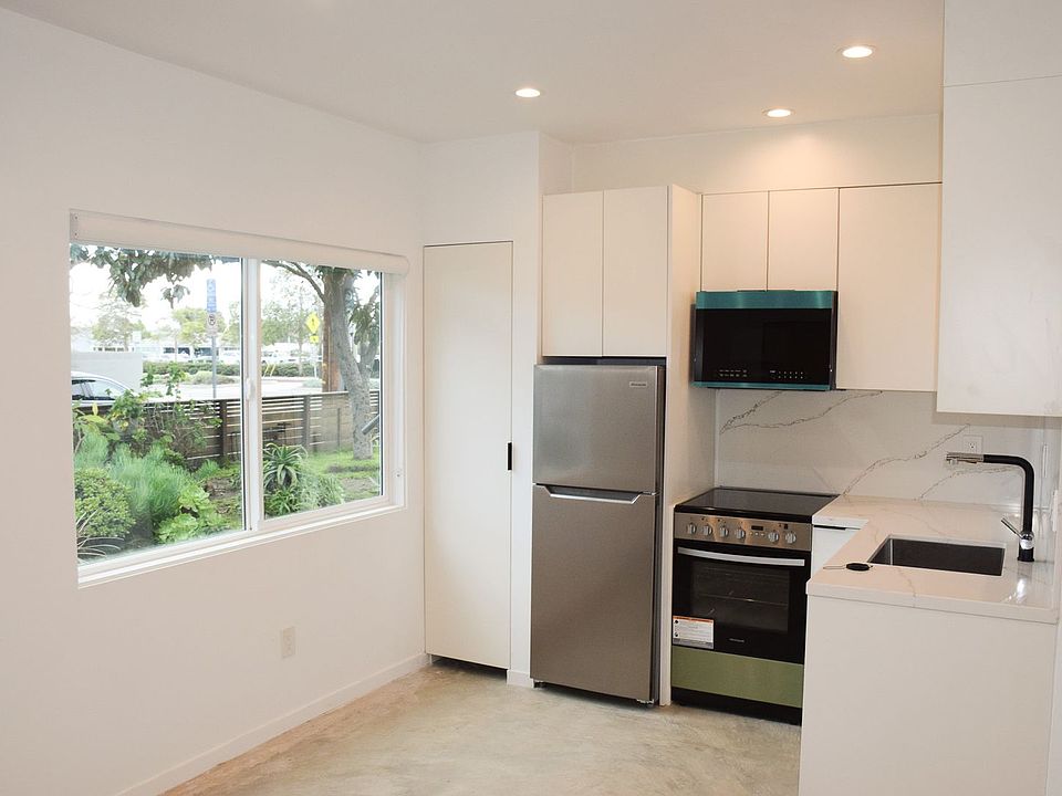 1st image of 2041 Cloverfield Blvd #8