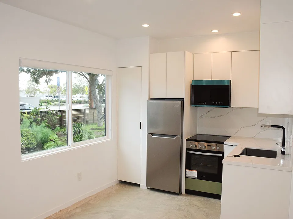 2041 Cloverfield Blvd