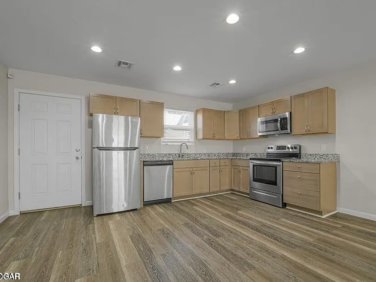 1001 E 5th St #A — Photo 2