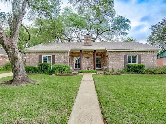Sharpstown Country Club Terrace is a quiet neighborhood, and sandstone is an interior street, very peaceful. The homes are all well maintained, with close, easy access to the SW Freeway, The Galleria, Downtown, and The Texas Medical Center. This home is lovely!