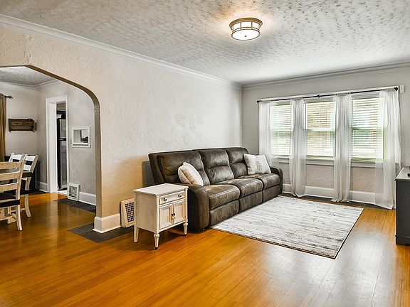 4th image of 425 James Ave