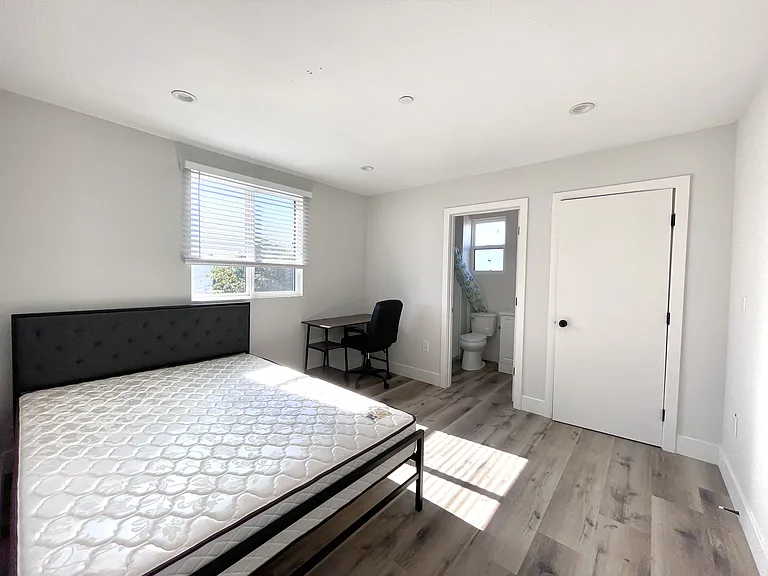 1326 W 35th Pl — Photo 19