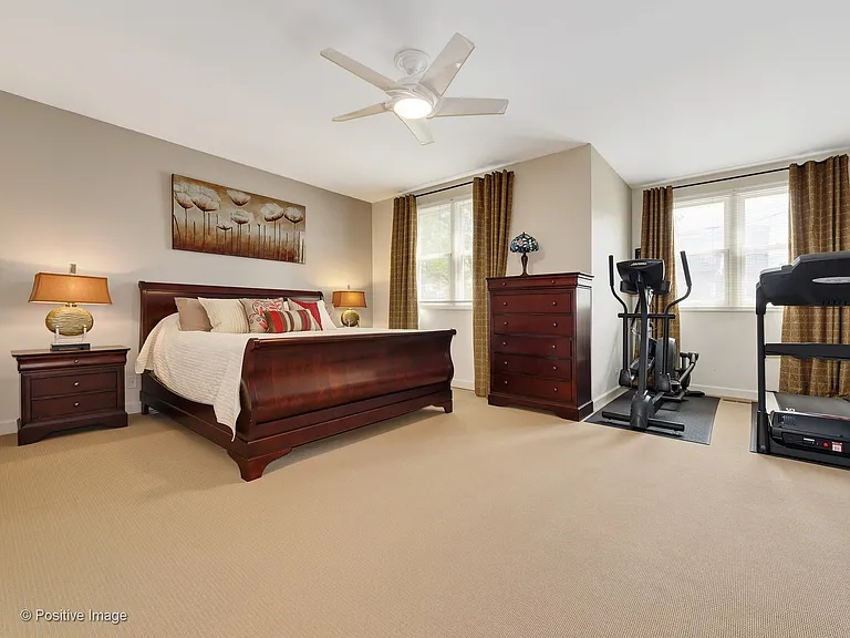 1213 W Roscoe St — Photo 20