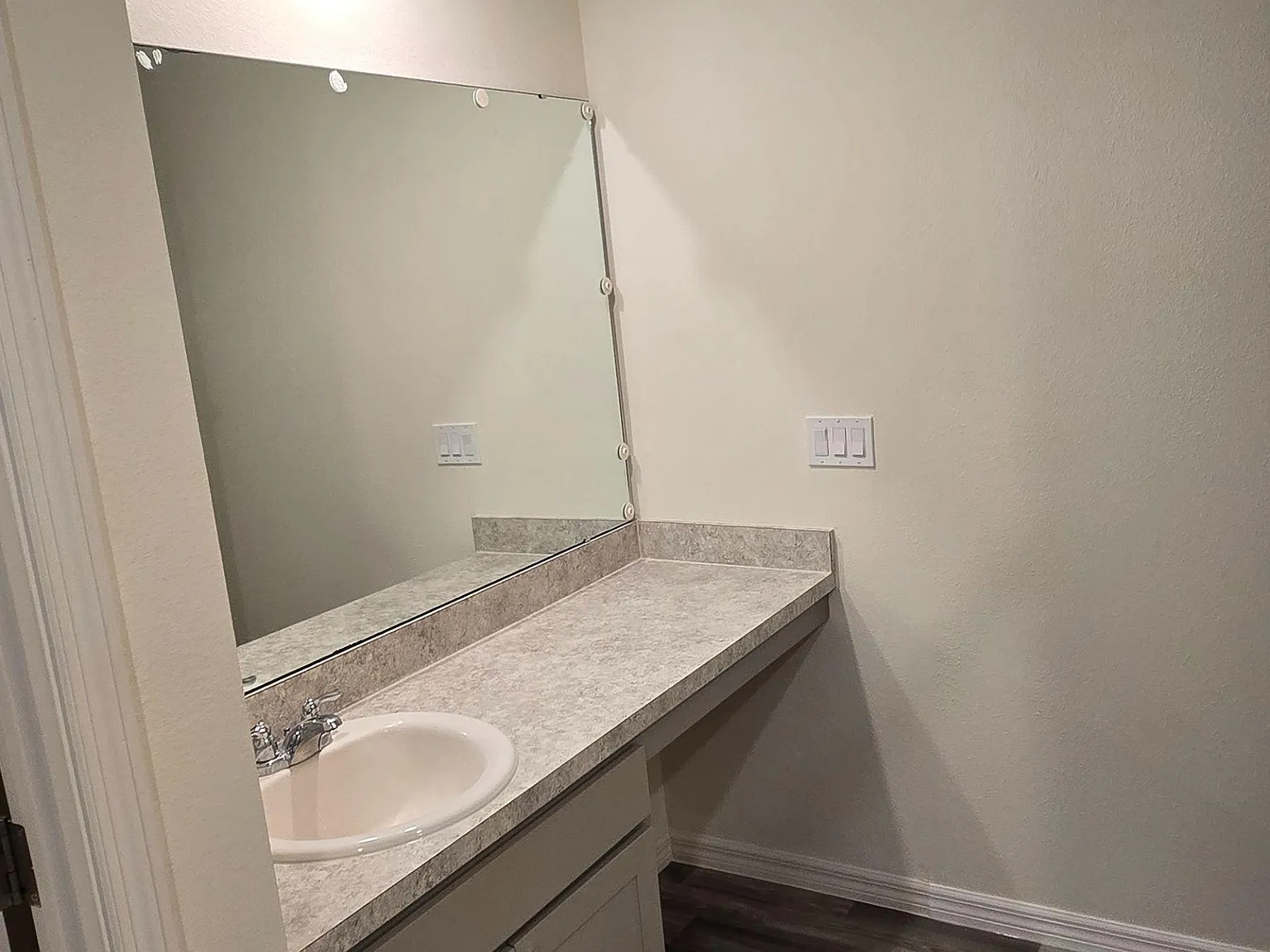 4 bed, 2.0 bath, 1900 sqft, $862 — Photo 4