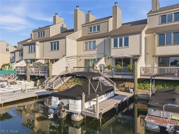 3221 Mariners Island Dr NW, Canton, OH 44708