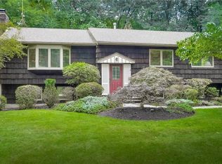 6 Potter Ln, Airmont, NY 10901