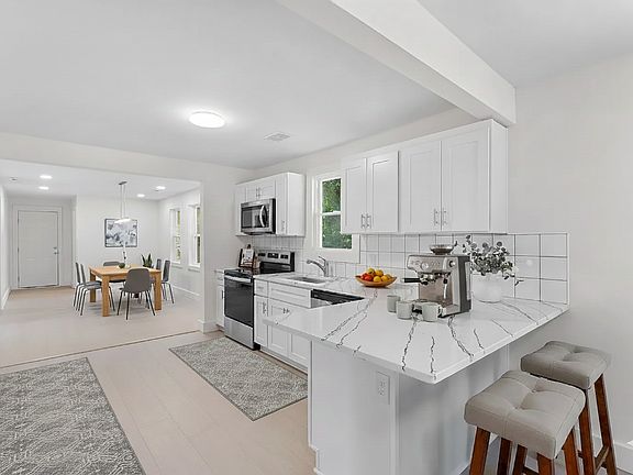 3rd image of 202 Loop St