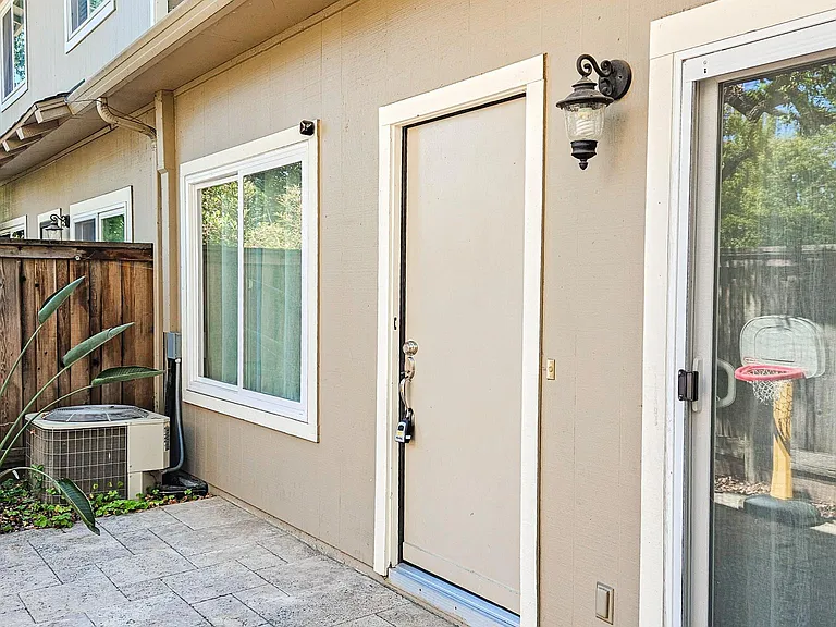 1653 Kentfield Ave — Photo 4
