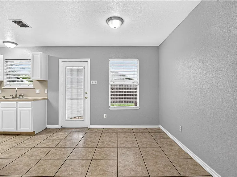 6810 Blue Skyway Dr — Photo 10