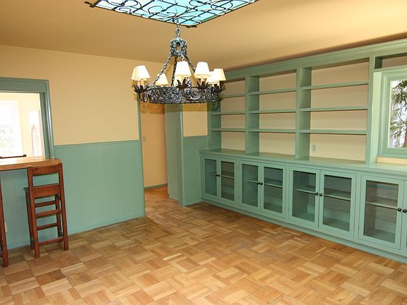 Dining room/Library with breakfast bar