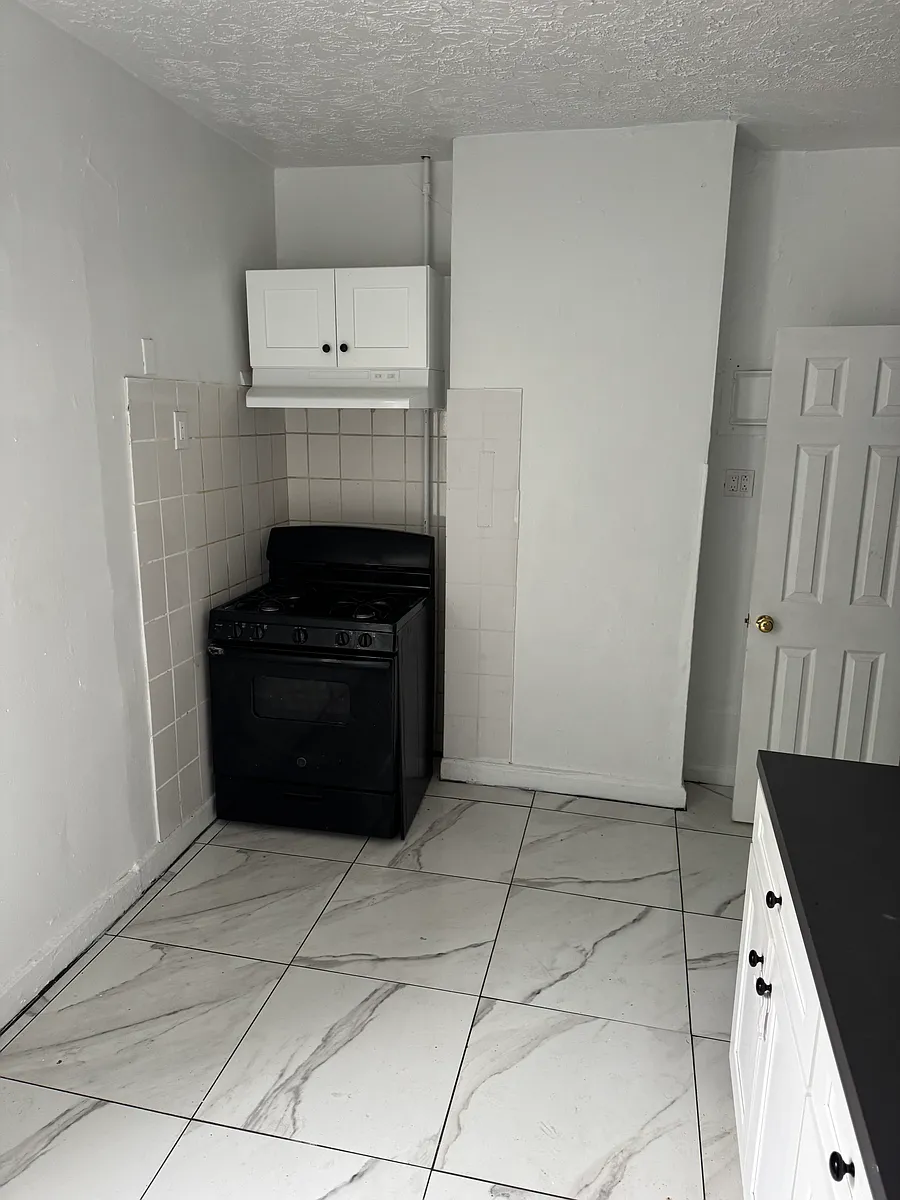 Building Photo - 34 Van Cortlandt Park Ave #4