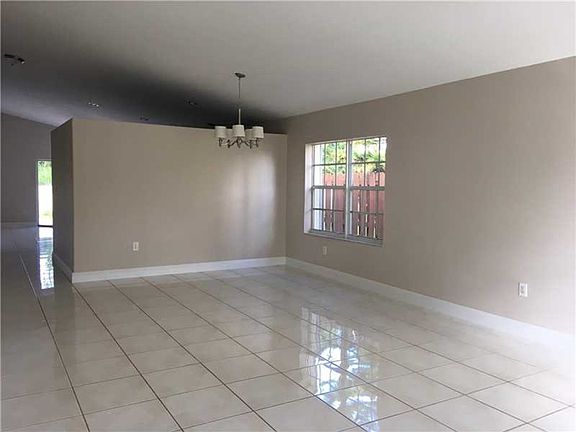 4th image of 10070 SW 166th Ct #000