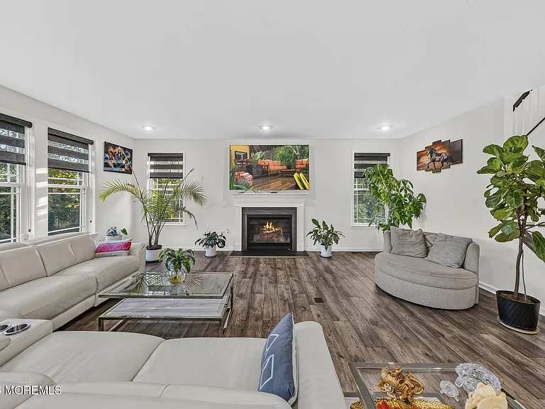 319 Tulip Ct — Photo 15