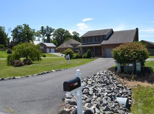16721 Paxton Dr, Williamsport, MD 21795