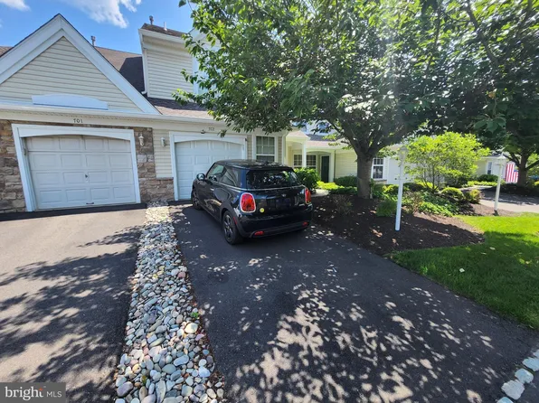 702 Harrowgate Ln #63, New Hope, PA 18938
