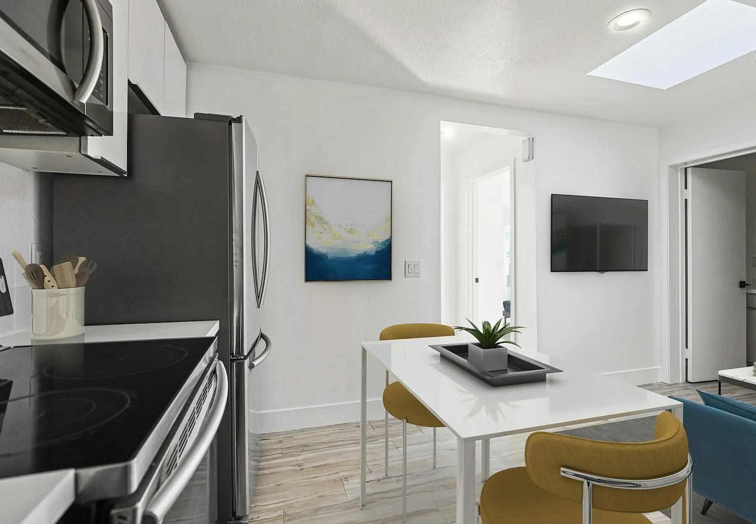 850 North Van Ness Avenue, Unit 4 — Photo 3
