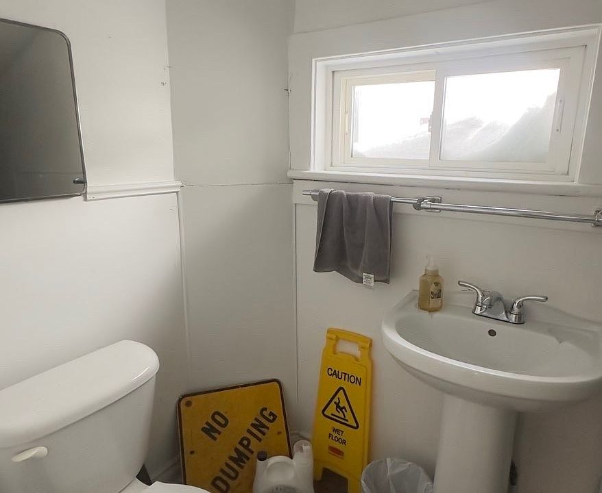2nd image of 379 Earl St