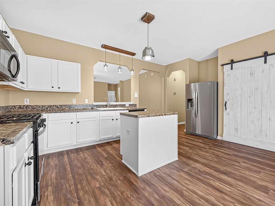 1st image of 915 Morley Park Ln