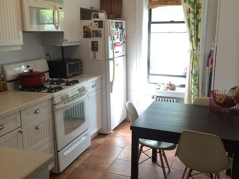 525 4th St #R4 — Photo 8