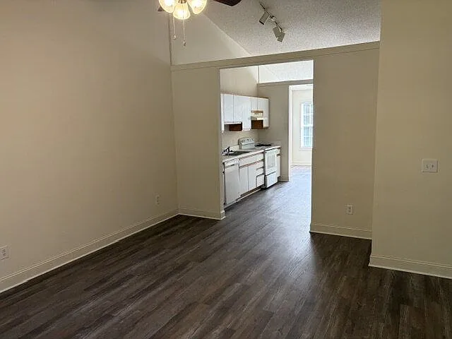 3 bed, 2.0 bath, 1200 sqft, $1,400 — Photo 4