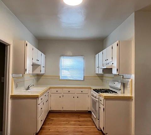 5th image of 422 E Chevy Chase Dr APT 1