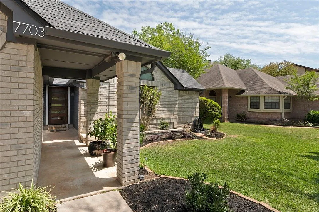 4 bed, 2.0 bath, 1829 sqft, $3,300 — Photo 3