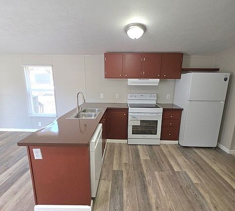 3rd image of 900 Kathleen Dr #28