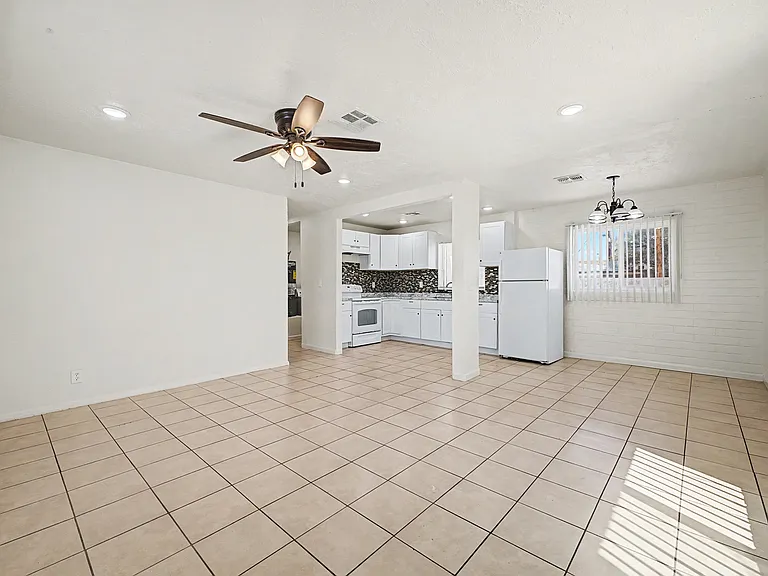 2433 E Cameron Vis — Photo 16