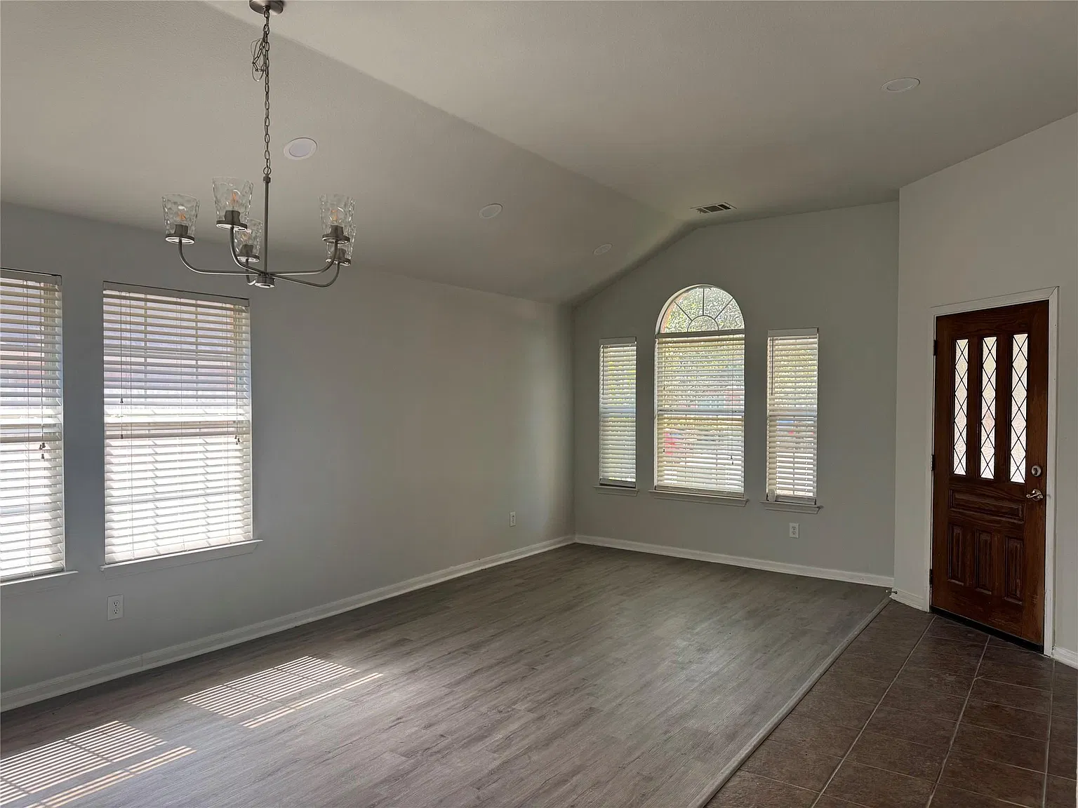 4 bed, 2.0 bath, 2130 sqft, $2,095 — Photo 2