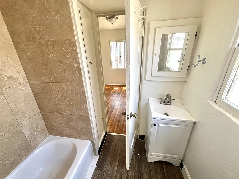 1813 Bacon St — Photo 6