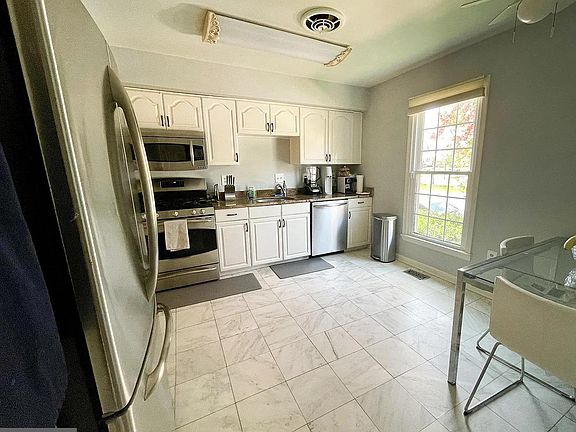 4th image of 11045 Candlelight Ln