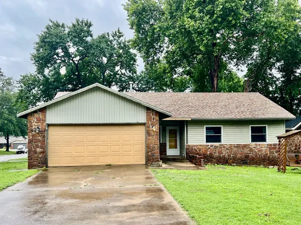 1501 Columbus Ave, Coffeyville, KS 67337
