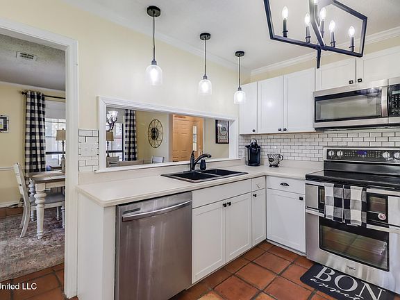 3rd image of 219 Boggs Cir