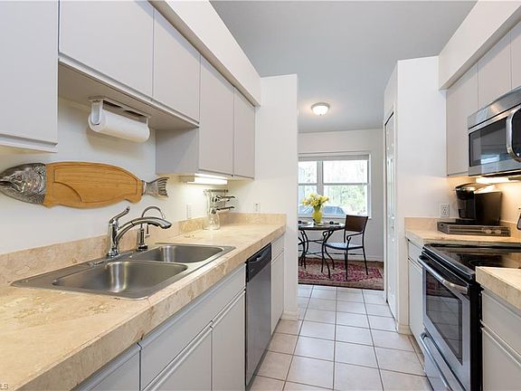 4th image of 1060 20th Ave NE