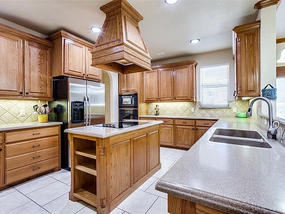 5th image of 807 Amherst Dr