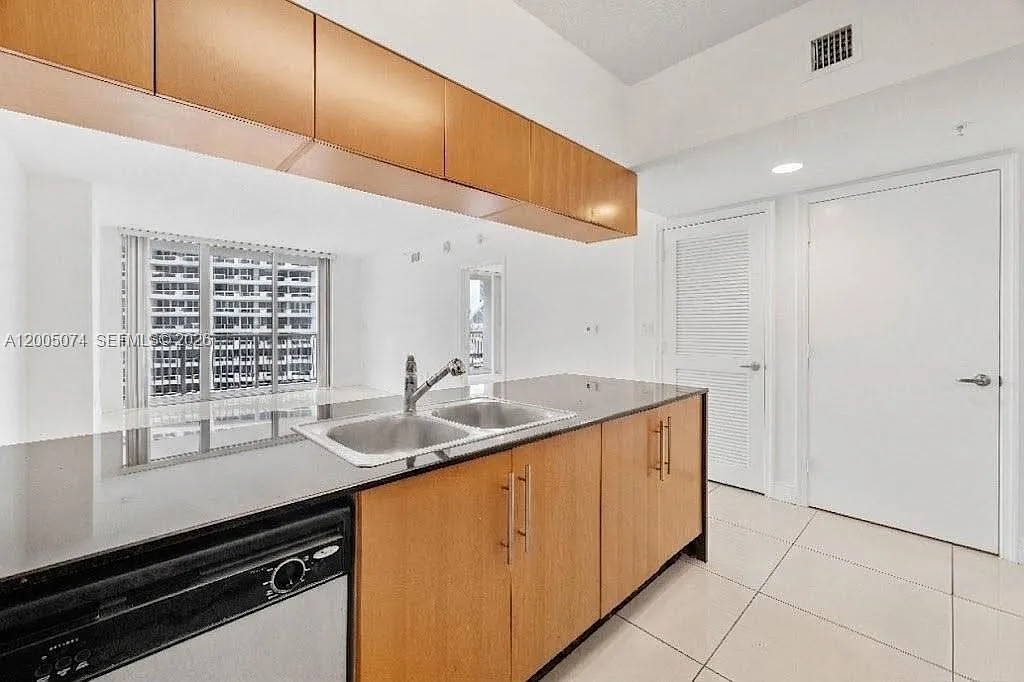 Building Photo - 1750 N Bayshore Dr #1504