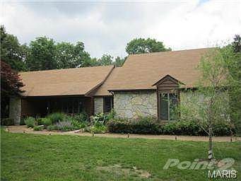 Spacious great room ranch nestled in the woods. Quiet  and  priv