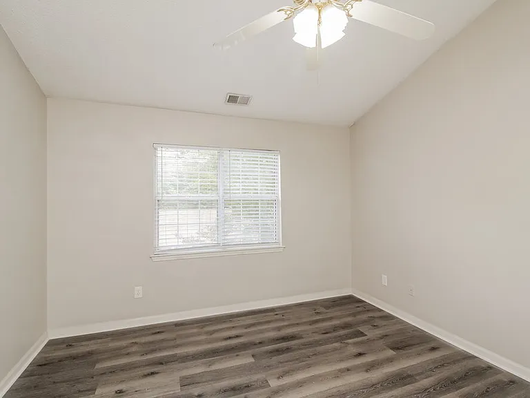 8433 Woodford Bridge Dr — Photo 11