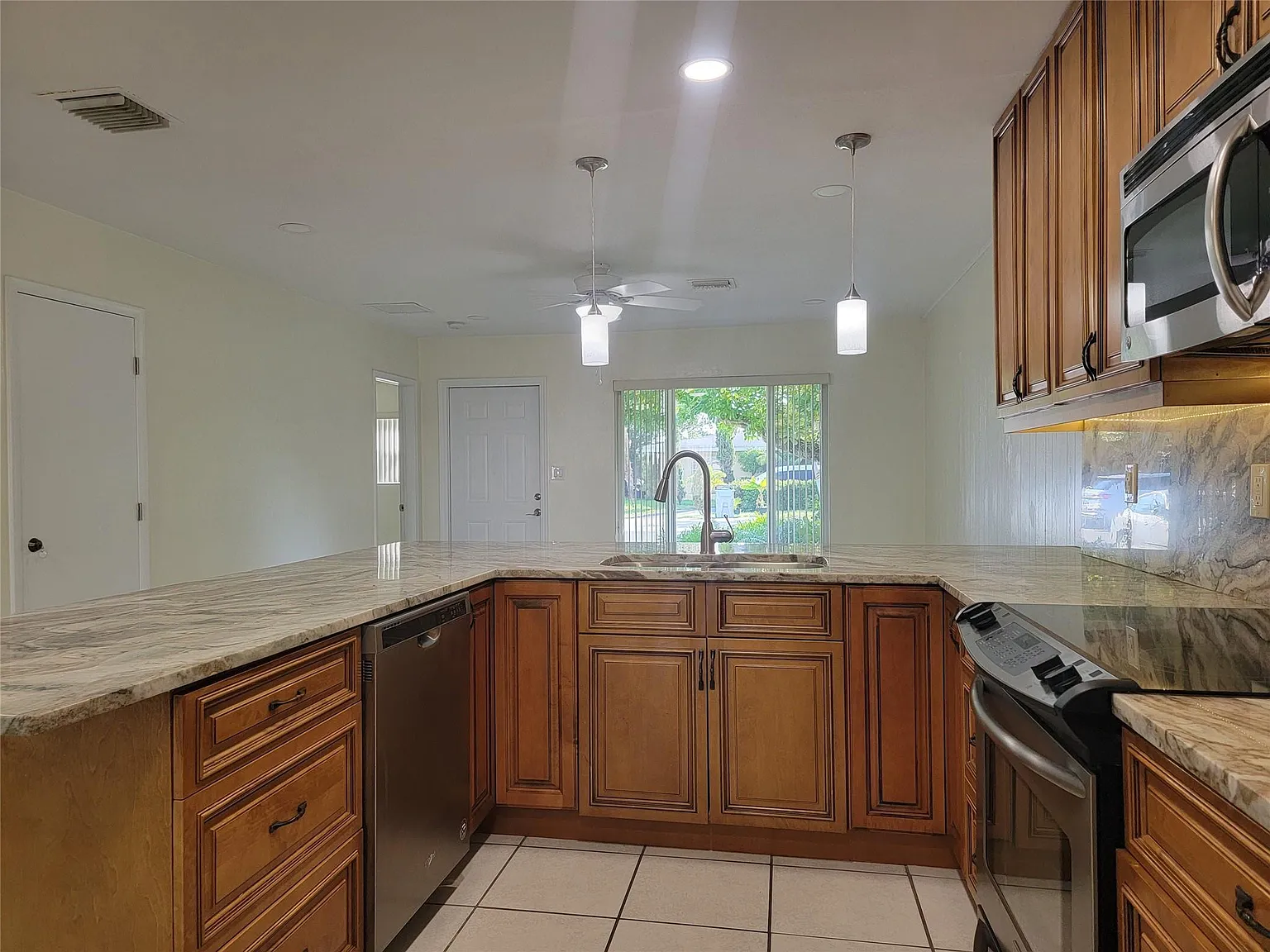 2 bed, 2.0 bath, 1143 sqft, $2,850 — Photo 3