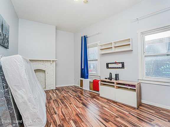 4th image of 587 Bay St