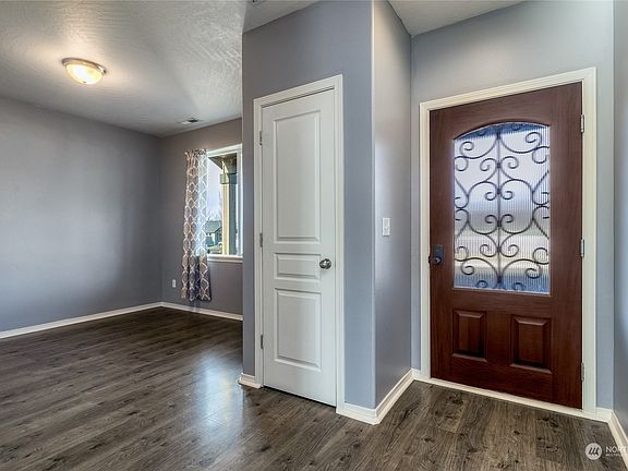 3rd image of 225 Kokanee Drive