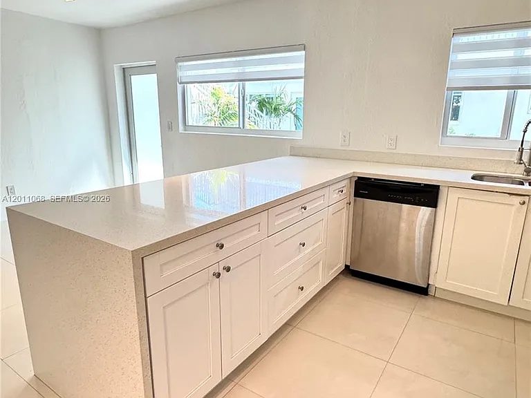 8035 Crespi Blvd #9 — Photo 2