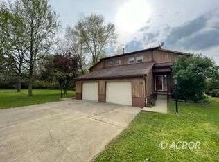 20 Meadow Ln, Athens, OH 45701