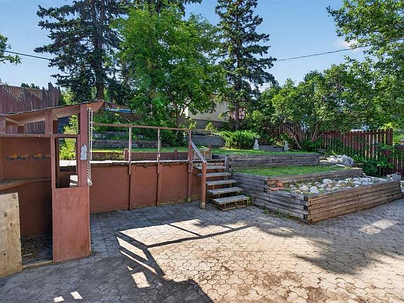 3rd image of 36 E Hazelwood Cres SW