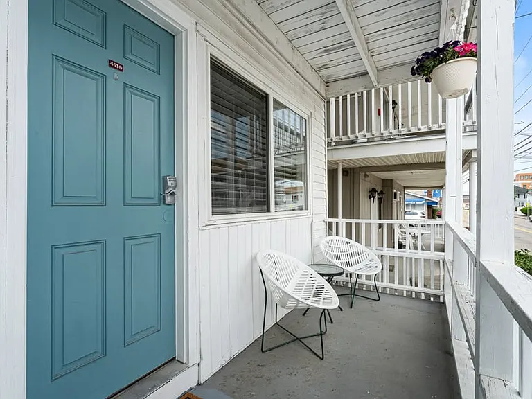 46 E Grand Ave — Photo 1