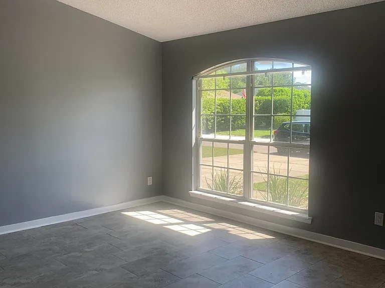 1752 Glen Laurel Dr — Photo 3