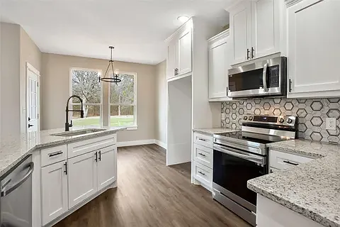 4 bed, 2.5 bath, 2032 sqft, $2,600 — Photo 2