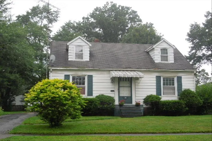 1040 Meadowbrook Ave SE photo 1